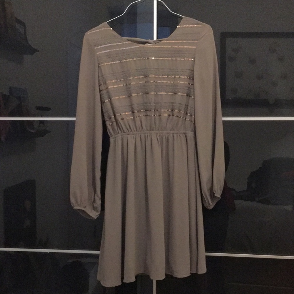 BRAND NEW Tie-back, bell sleeved Dress!